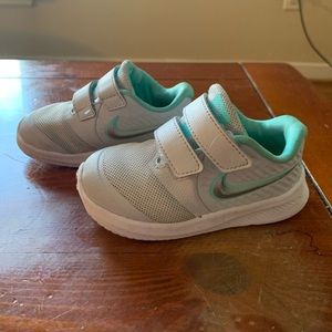 Nike Toddler tennis shoes size 6